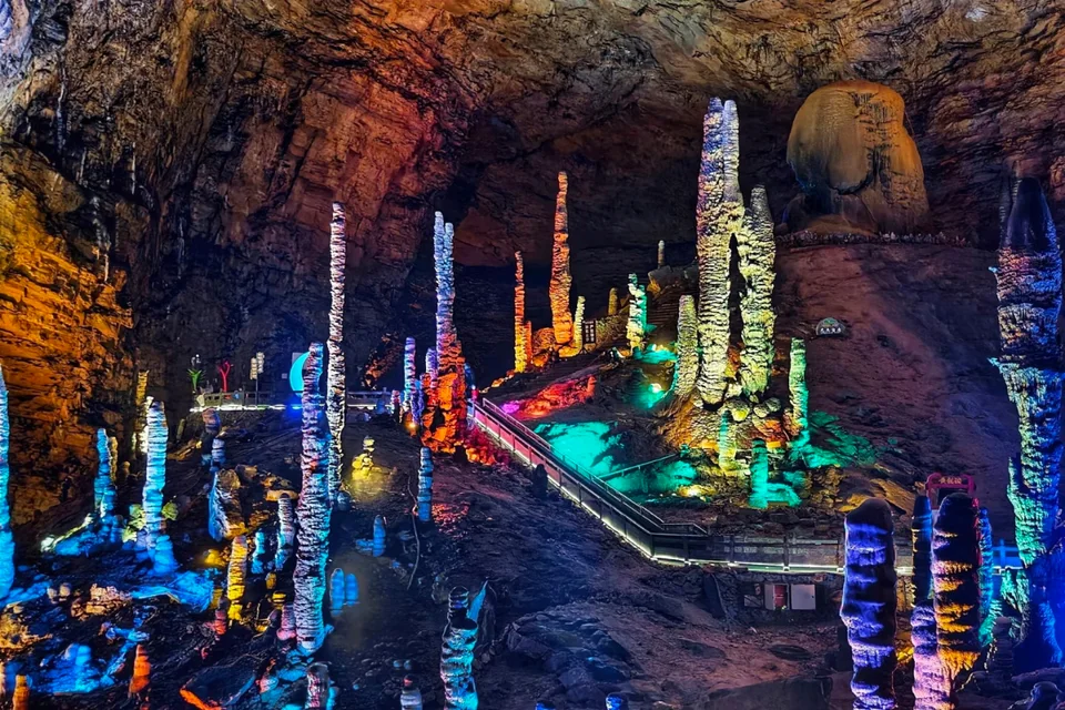 Private guide at yellow dragon cave
