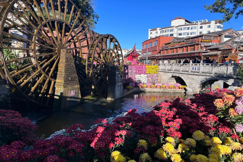 Travelers exploring the ancient towns of Dali and Lijiang with traditional streets and historic architecture