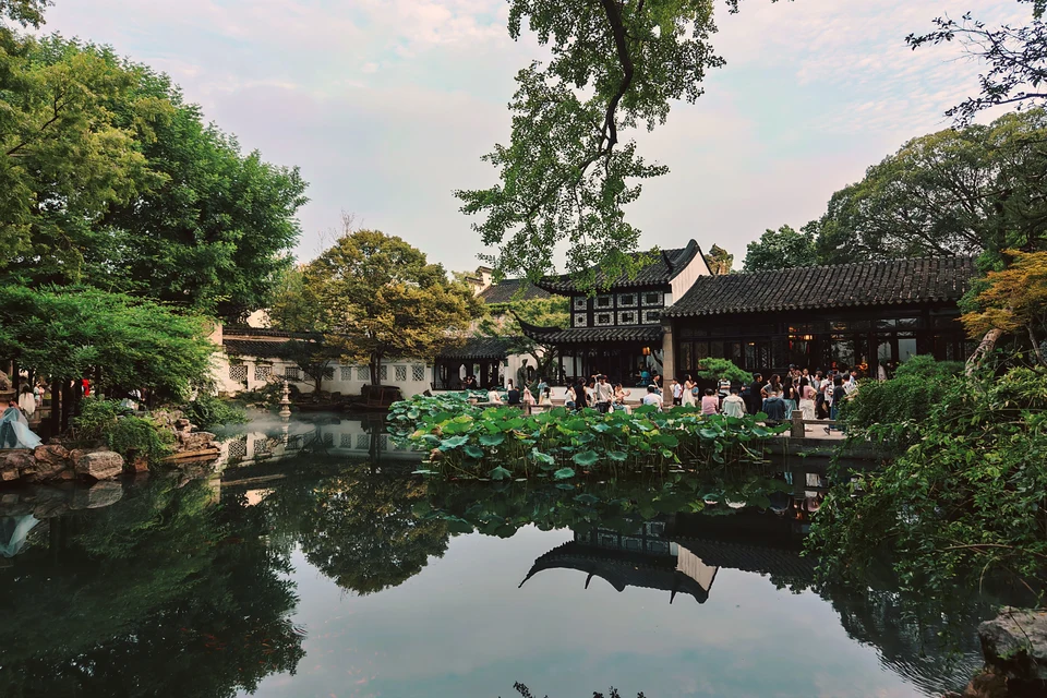 Elegant Jiangnan scenery with classical gardens, canals, and lakeside landscapes.