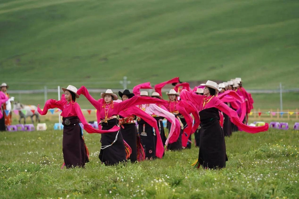 Cultural traditions of Sichuan and Tibetan heritage with incense, cuisine, and local arts.