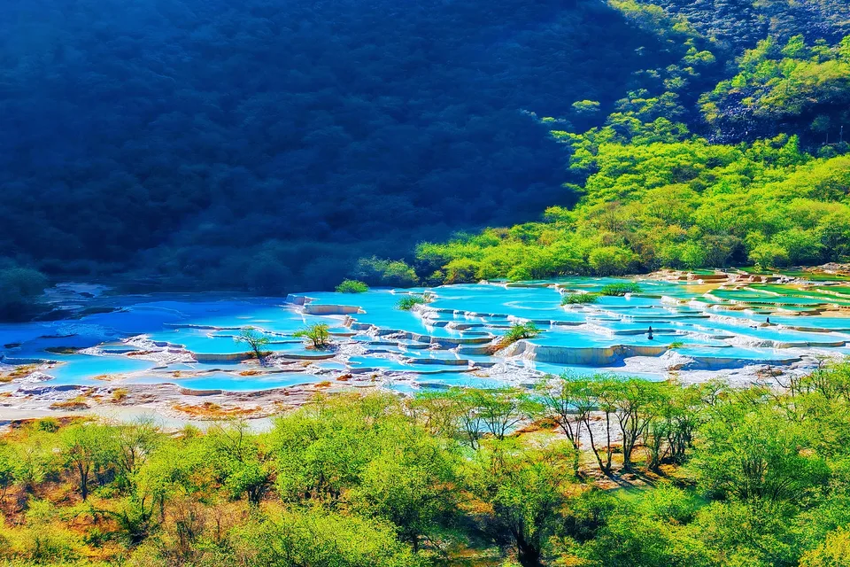 UNESCO landmarks in Sichuan including Jiuzhaigou, Huanglong, Leshan, and Mount Emei.