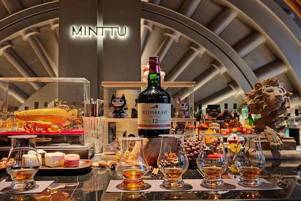Premium whisky tasting experience in Sichuan with distillery setting and local character.